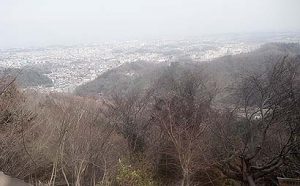 高尾山の駐車場は混雑必至！無料駐車場に停めて行くのもあり？