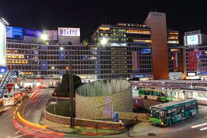 新宿西口周辺の駐車場！提携や最大料金がある安い駐車場はどこ？