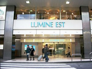 新宿駅(東口)周辺の駐車場!ルミネの提携割引料金はいくら?