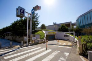 【P6】片瀬海岸地下駐車場！料金や混雑状況は？右折進入できる？