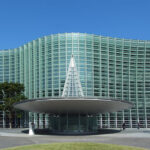 国立新美術館のアクセス&周辺の駐車場!予約できる料金の安いとこは?