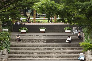 新宿中央公園のアクセス＆周辺の駐車場！ファミレス利用で無料？